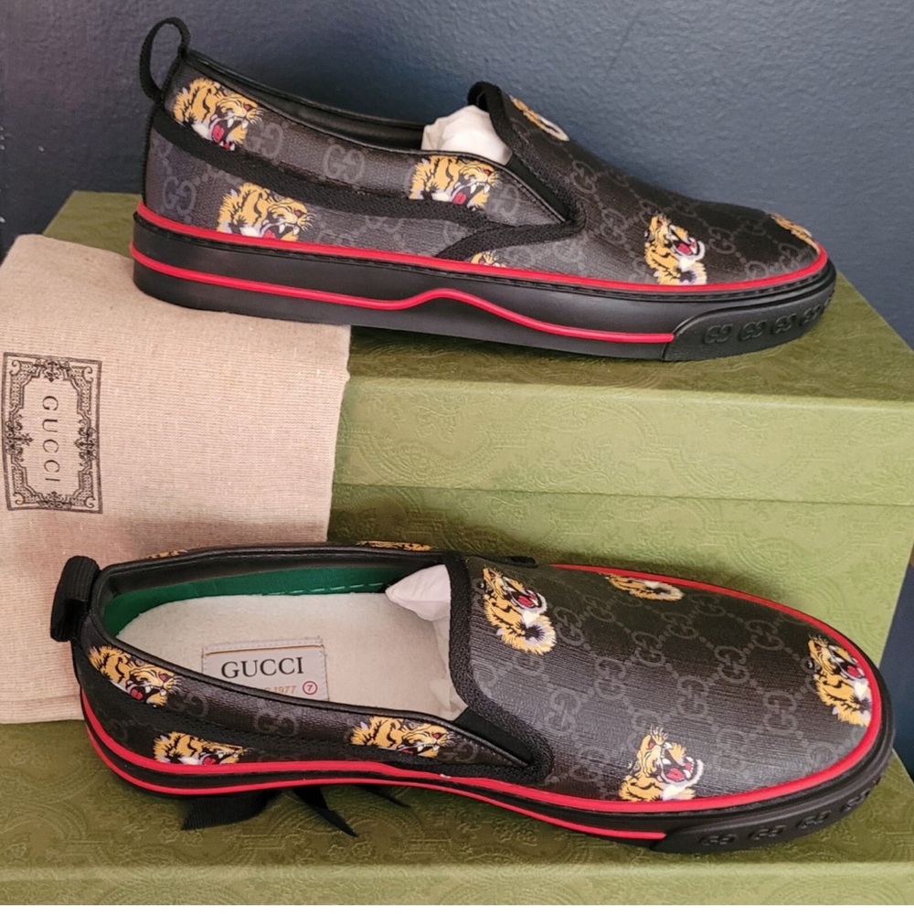 Gucci Tennis 1977 slip-on sneakers black GG Supreme canvas with tiger print.